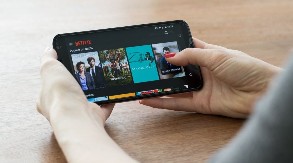 mujeres sosteniendo teléfono móvil