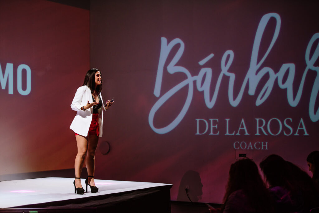 Bárbara de la Rosa detalla ventajas del apoyo a emprendimiento femenino.
