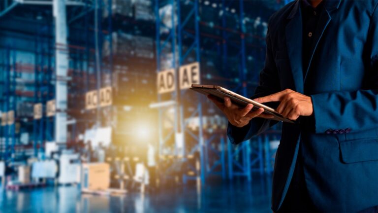 un hombres ordenando procesos de cadenas de suministro a través de un iPad