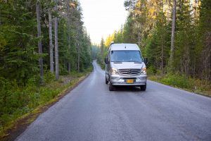 Camión de entrega en carretera que ilustra la importancia de una gestión vehicular eficaz