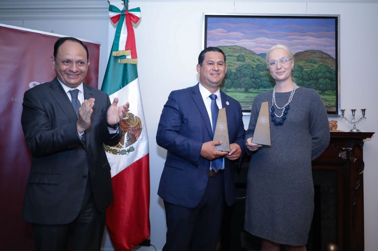 Diego Sinhue recibe premio para San Miguel de Allende