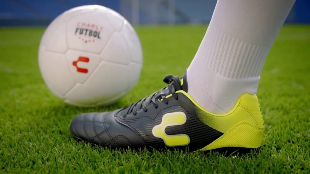 Charly, zapatos de futbol,