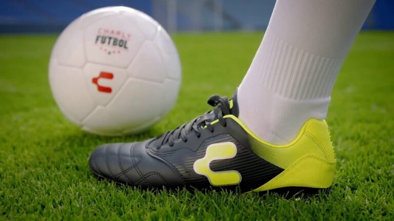 Charly, zapatos de futbol,