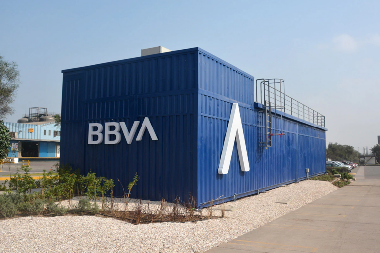 BBVA abre sucursal hecha con contenedores reciclados