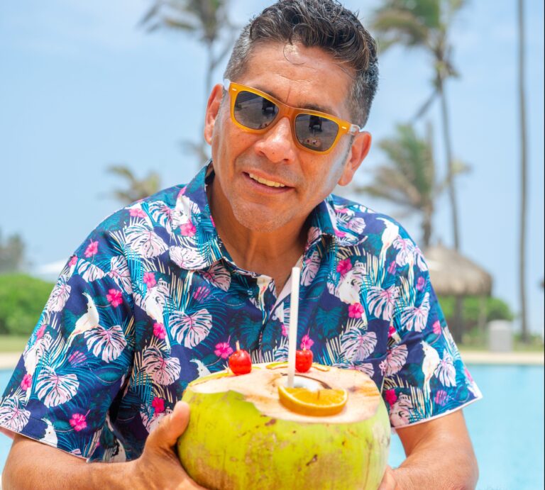 Jorge Campos disfruta del Sol de Acapulco, Guerrero