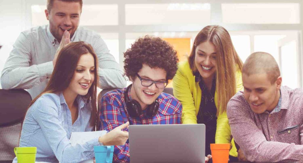 Galardonan a profesora por formar líderes en emprendimiento