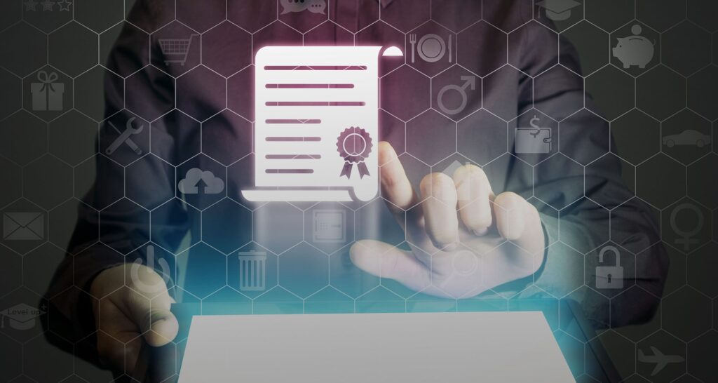 Alumna recibe su título con tecnología blockchain