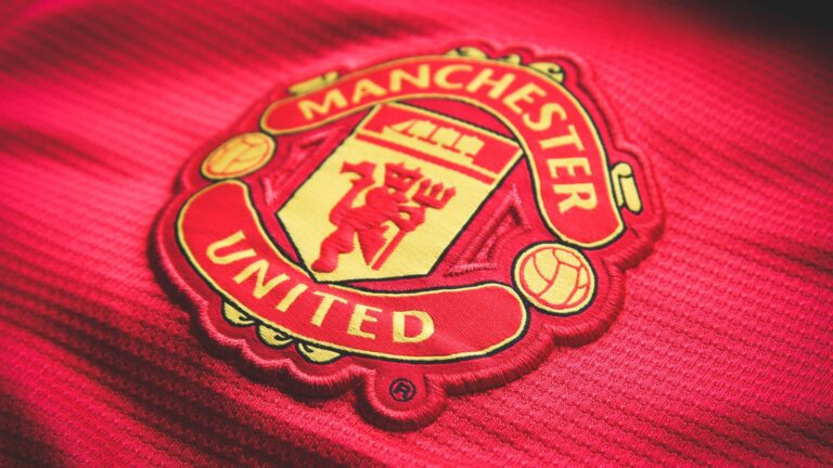 El Manchester United Football Club, conocido como Manchester United o simplemente United, es un club de fútbol profesional inglés de la ciudad de Mánchester, Inglaterra, que compite en la Premier League. Disputa sus partidos como local en el estadio Old Trafford, desde 1910.
