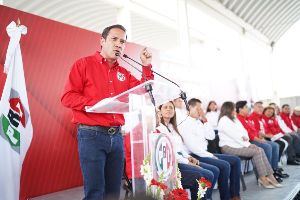 Eliasib Polanco Saldivar destaca su contribución en la fumigación de escuelas, enfocándose en kinders y primarias