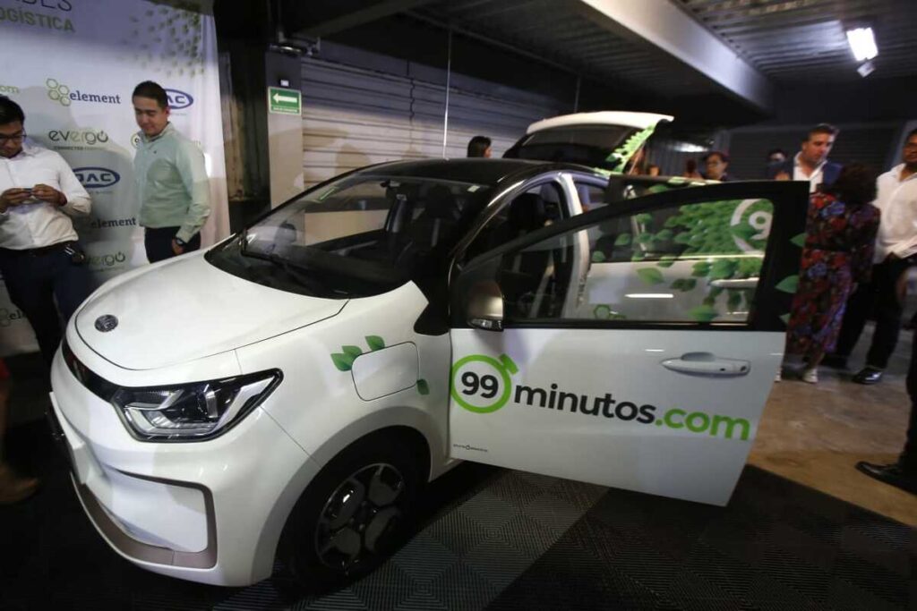 "Consideramos que la electromovilidad es un futuro inevitable. Como ejemplo, en marzo de 2023 los países de la Unión Europea alcanzaron un acuerdo que establece el fin de los automóviles con motor de combustión interna para 2035. En el caso de Chile, un país más cercano, se ha establecido el mismo objetivo para ese año", destaca López Páez.