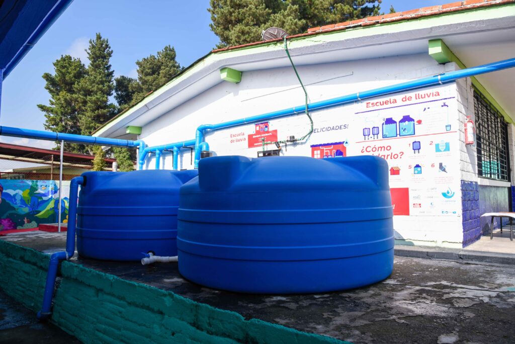 Prevención de escasez: hogares captan agua para beneficios múltiples