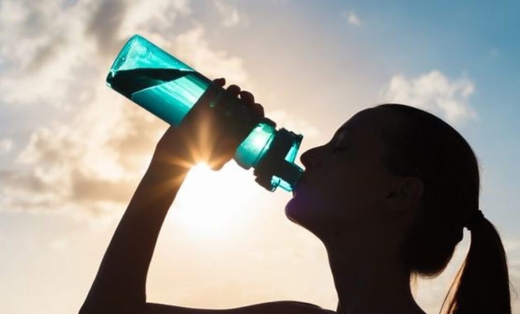 Temperaturas extremas incrementan precios de agua potable