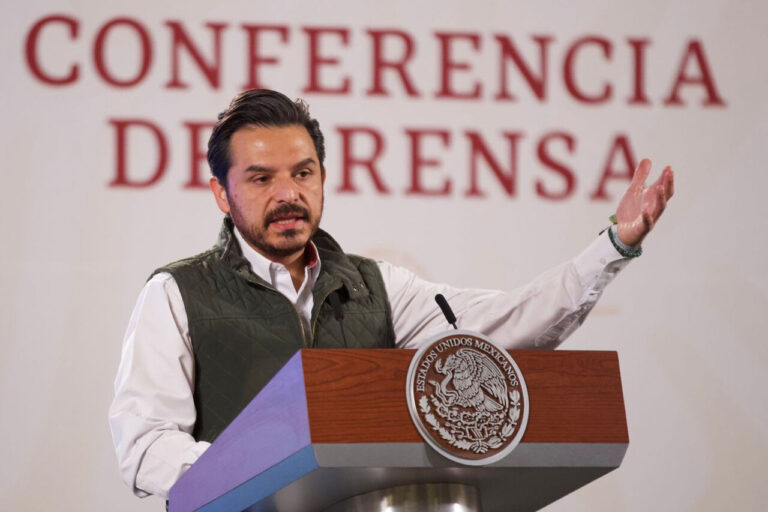 Zoé Robledo se mantiene firme en el IMSS; niegan que salga del instituto