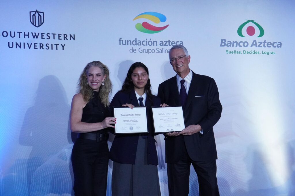 Las becas fueron otorgadas en alianza con la Universidad de la Libertad (UL) y Banco Azteca