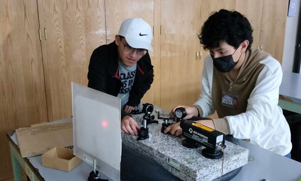 Banco Azteca y Fundación Azteca apoyan jóvenes físicos mexicanos