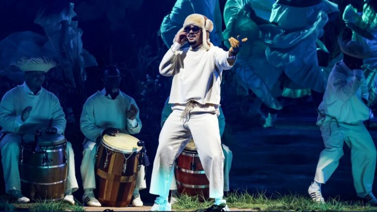 Bad Bunny canta en su residencia 2025 en Puerto Rico, un evento que generó 200 millones de dólares y atrajo turismo cultural a la isla.