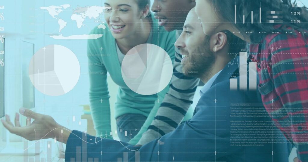 Personas colaborando frente a gráficos financieros y mapas digitales, representando negocios de expatriados y ecosistemas emprendedores en Europa 2025.