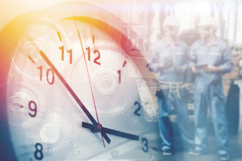 Reloj sobre trabajadores industriales simbolizando la reducción de la jornada laboral en México a 46 horas semanales en 2026, reforma que busca mayor equilibrio entre productividad y vida personal.