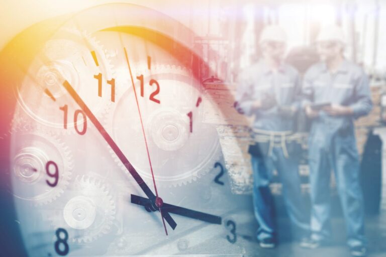 Reloj sobre trabajadores industriales simbolizando la reducción de la jornada laboral en México a 46 horas semanales en 2026, reforma que busca mayor equilibrio entre productividad y vida personal.