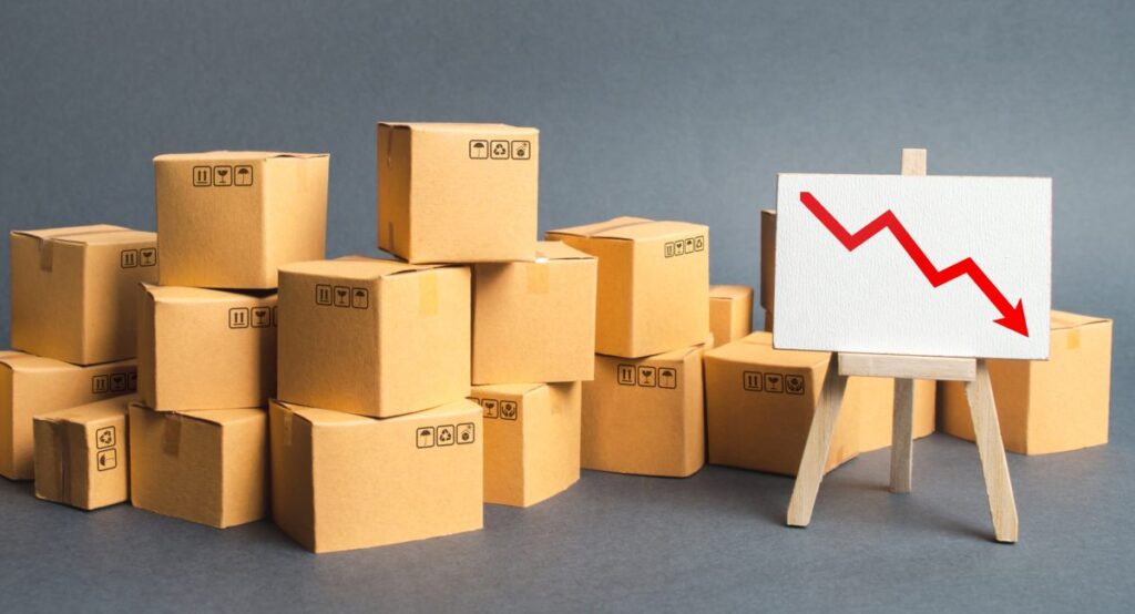 Cajas de cartón frente a un gráfico descendente simbolizan el declive de marcas millennial como Casper, Glossier y Warby Parker en el mercado