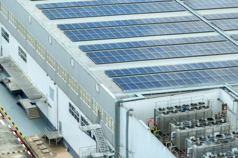 Centros de datos en Estados Unidos con torres de enfriamiento y energía renovable impulsando la inteligencia artificial