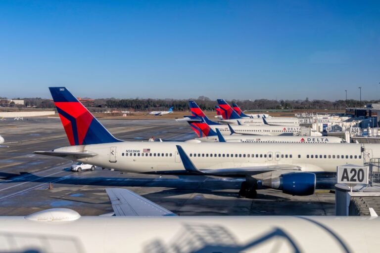 Avión de Delta Airlines despegando mientras la industria aérea en Estados Unidos se recupera