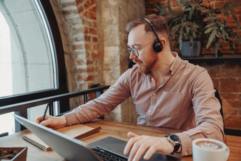 Un profesional en Silicon Valley, simbolizando hustle culture y equilibrio laboral.