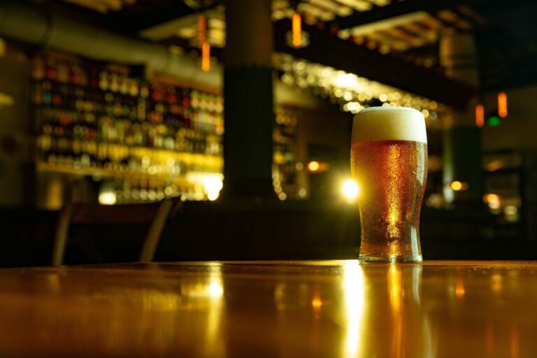 Imagen editorial que representa a Hutt Brewery en Escocia cerrando tras 270 años por falta de sucesores