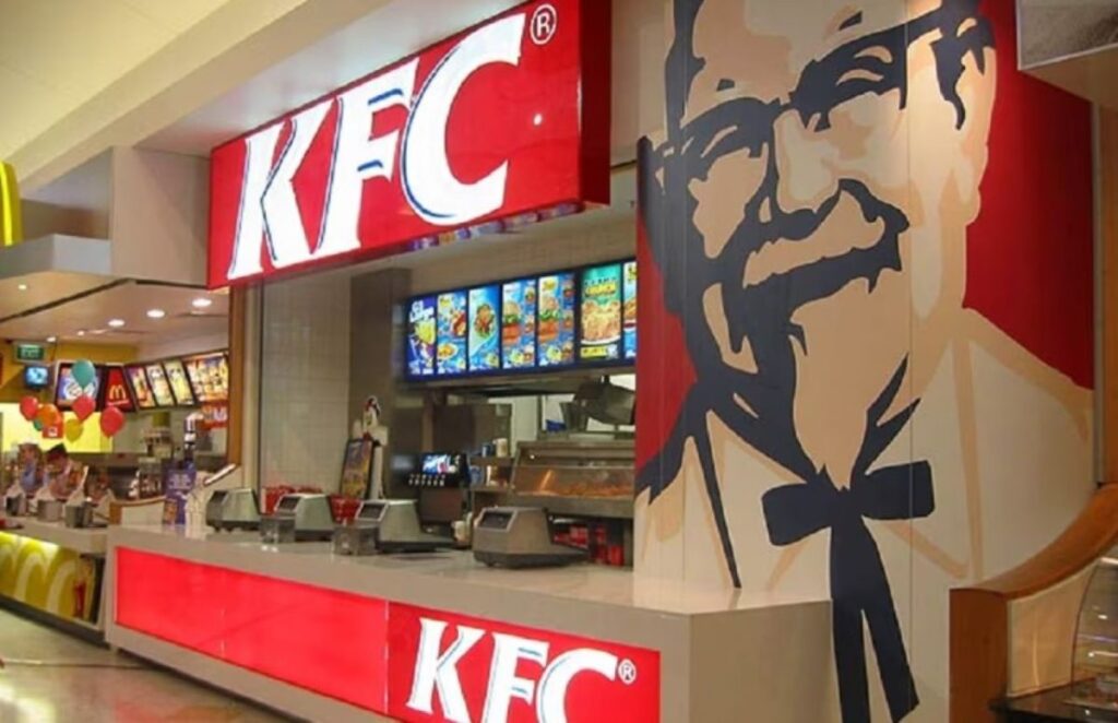 Estrategia de marketing de KFC con innovación, adaptación local y fidelización de clientes en 145 países