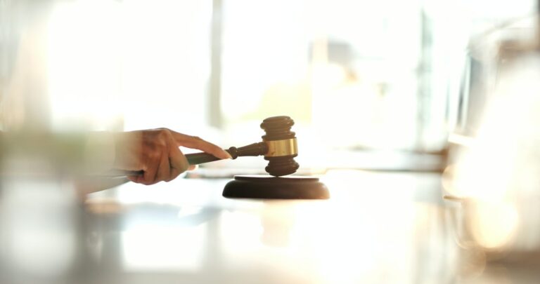 Regulación en México con implicaciones en innovación y política, mencionando a Ricardo Monreal