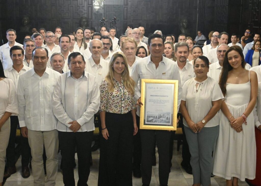 El progreso de nuestro puerto no se entendería sin la visión, el profesionalismo y la responsabilidad de quienes integran la AAAVER destacó Patricia Lobeira Rodríguez.