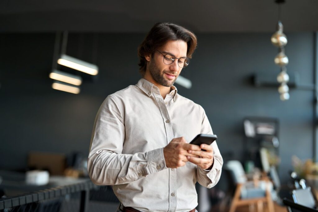 Persona revisando apps de adelanto de efectivo en su celular, enfocada en salario y liquidez