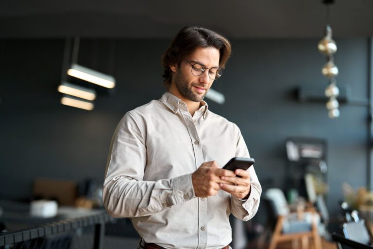 Persona revisando apps de adelanto de efectivo en su celular, enfocada en salario y liquidez