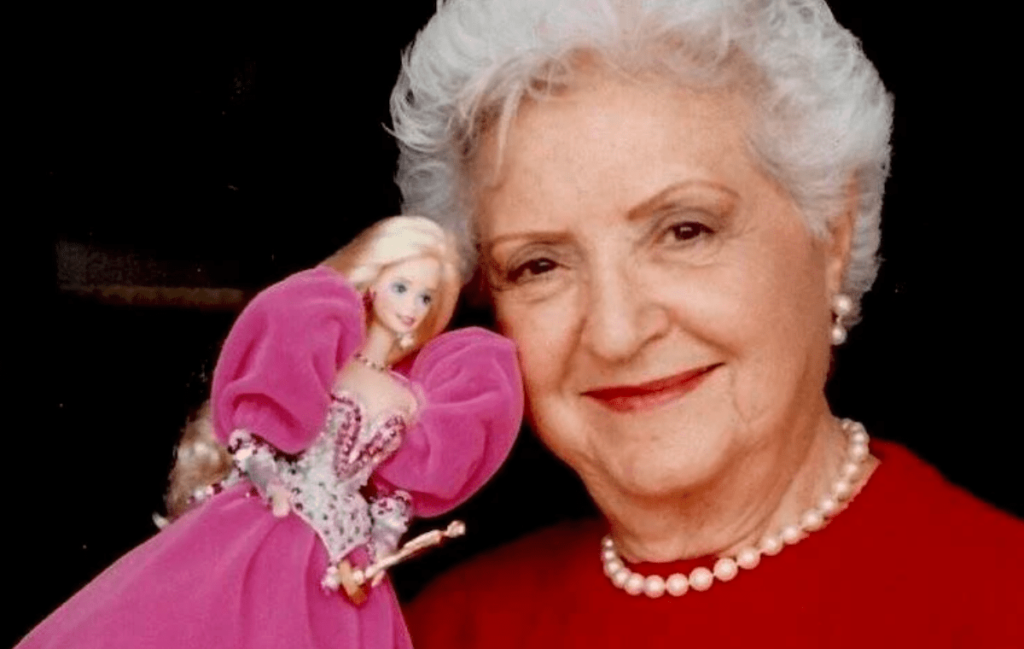 Cultura empresarial e innovación reflejada en la evolución de Barbie y su legado global Instrucciones: estilo editorial moderno y aspiracional, composición horizontal con muñecas Barbie clásicas y contemporáneas, fondo neutro, luz suave, sin texto en la imagen, formato horizontal y de alta resolución.