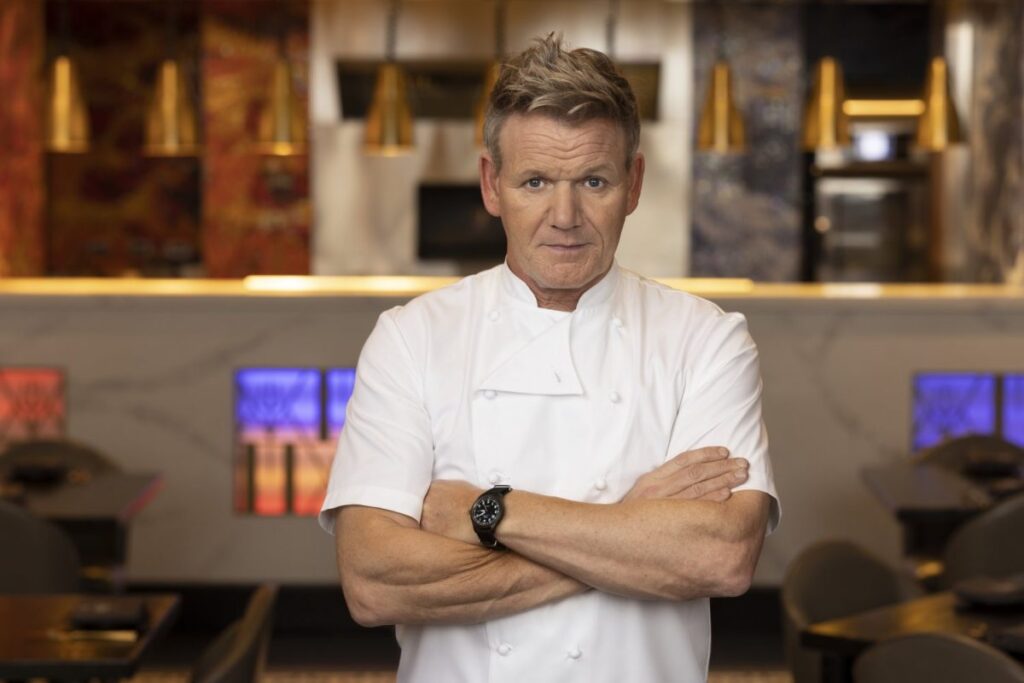 Cultura empresarial y liderazgo global en la estrategia del chef Gordon Ramsay Instrucciones: estilo editorial moderno y profesional, retrato de Ramsay en cocina de alta gama con personal en acción, iluminación cálida, sin texto en la imagen, formato horizontal y de alta resolución.