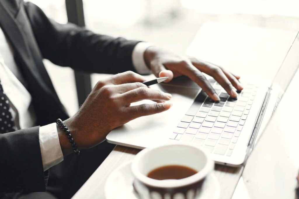 Espacio de trabajo en España con zona de café de oficina, promoviendo bienestar laboral e interacción entre equipos