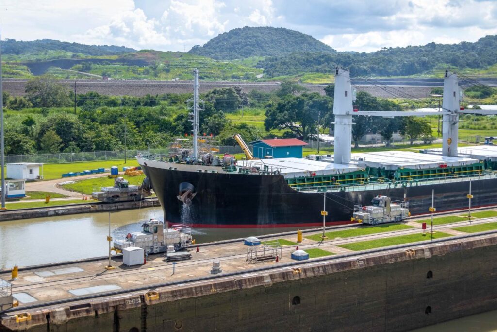 Comercio energético global en el Canal de Panamá con tránsito de buques de gas y petróleo