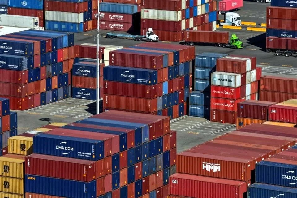 Cultura empresarial y liderazgo resiliente ante nuevos aranceles globales Instrucciones: estilo editorial moderno y sobrio, ejecutivos reunidos en oficina internacional con gráficos económicos en pantalla, iluminación natural, sin texto en la imagen, formato horizontal y de alta resolución.