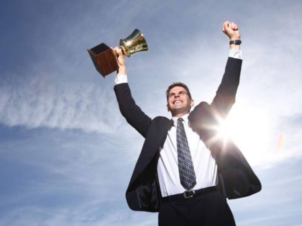 Cultura empresarial y espíritu emprendedor aplicados a negocios digitales sin experiencia previa Instrucciones: estilo editorial moderno y luminoso, persona trabajando con laptop y café en escritorio minimalista, fondo cálido, sin texto en la imagen, formato horizontal y de alta resolución.