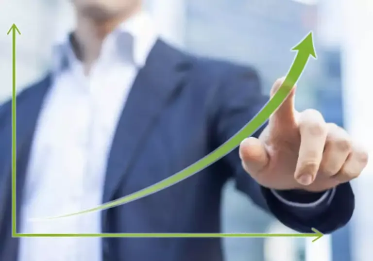 Cultura empresarial y liderazgo resiliente ante la caída de confianza económica Instrucciones: estilo editorial moderno y sobrio, sala de juntas con ejecutivos observando datos en pantallas, ambiente profesional, sin texto en la imagen, formato horizontal y de alta resolución.