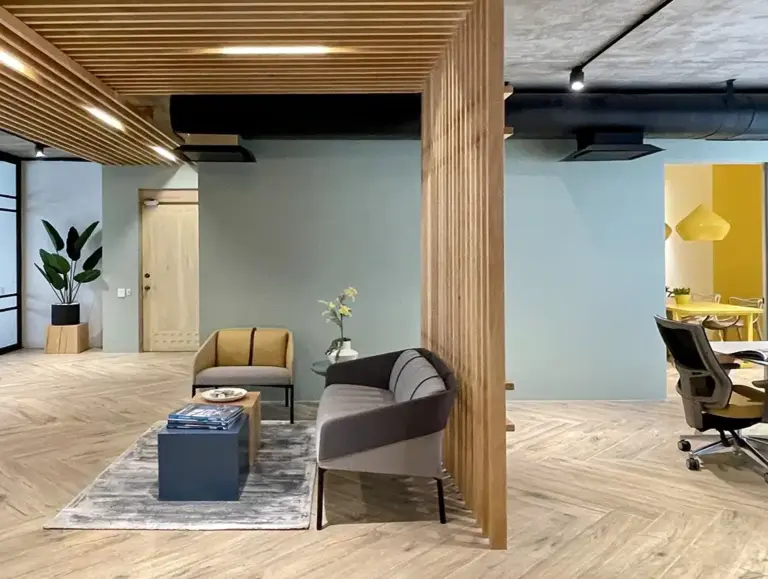 Cultura empresarial y diseño de oficinas enfocadas en bienestar y productividad Instrucciones: estilo editorial moderno, espacio de oficina mexicana luminosa con zonas abiertas, plantas naturales, mobiliario ergonómico y empleados colaborando, sin texto en la imagen, formato horizontal y de alta resolución.