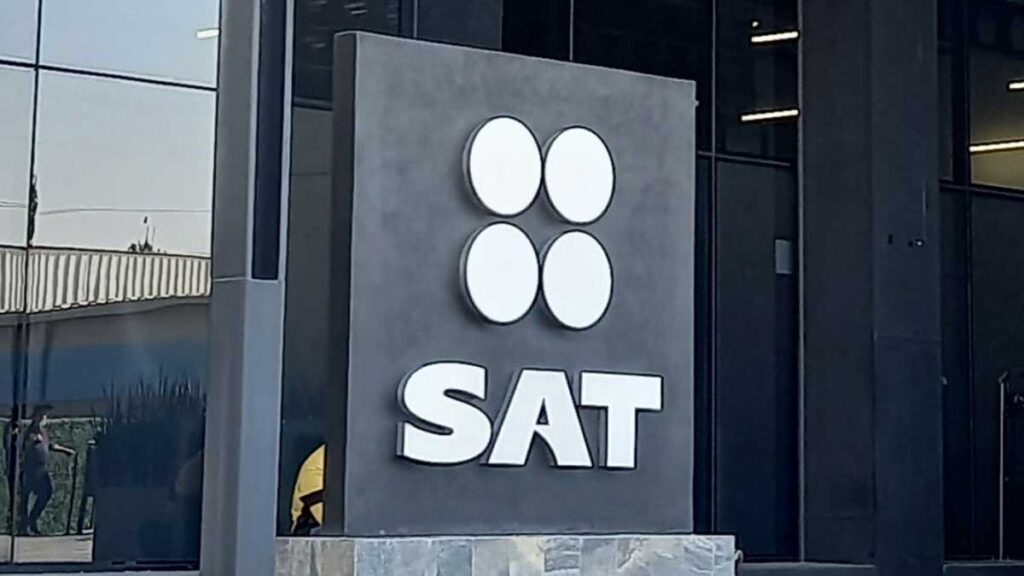Cultura empresarial y cumplimiento fiscal en empresas mexicanas ante el SAT Instrucciones: estilo editorial sobrio y profesional, oficina moderna con ejecutivos revisando reportes financieros, iluminación cálida, sin texto en la imagen, formato horizontal y de alta resolución.
