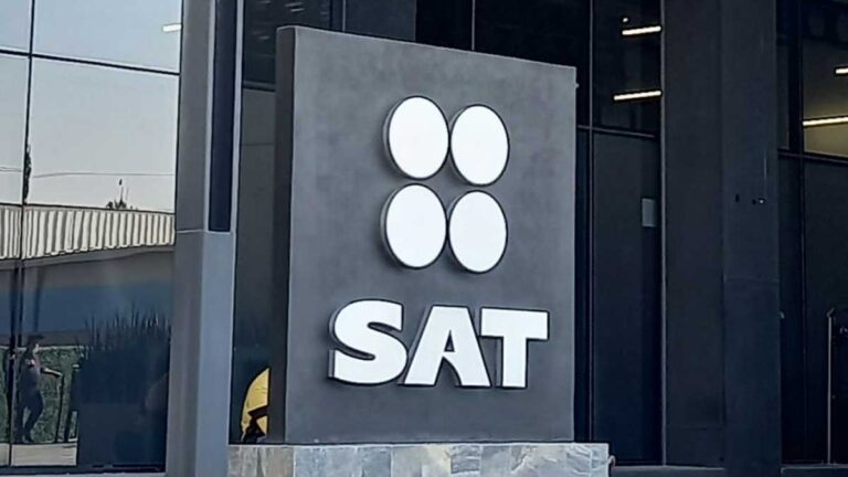 Cultura empresarial y cumplimiento fiscal en empresas mexicanas ante el SAT Instrucciones: estilo editorial sobrio y profesional, oficina moderna con ejecutivos revisando reportes financieros, iluminación cálida, sin texto en la imagen, formato horizontal y de alta resolución.