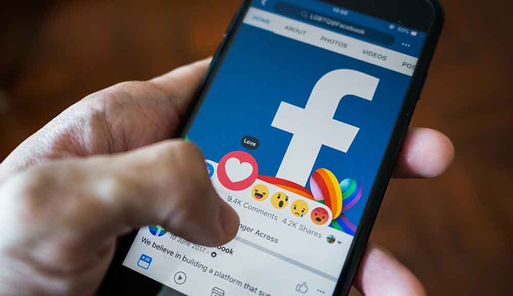 Cultura empresarial e innovación en empresas tecnológicas líderes Instrucciones: estilo editorial moderno y profesional, equipo diverso trabajando en un espacio tecnológico con pantallas y pizarras, luz natural, sin texto en la imagen, formato horizontal y de alta resolución.