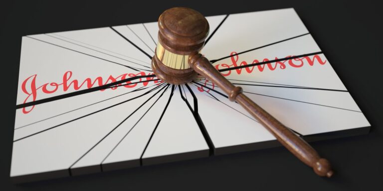 Mazo judicial sobre el logotipo de Johnson & Johnson agrietado, simbolizando la multa de 966 millones de dólares y la crisis legal por el talco contaminado.