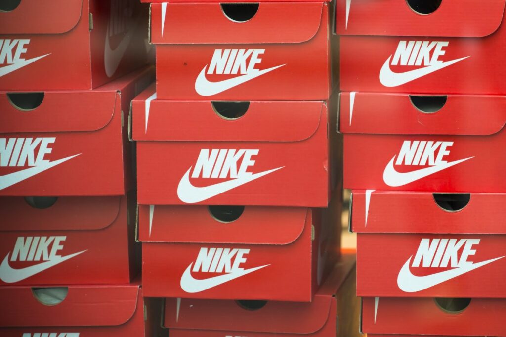 Cajas rojas de Nike apiladas simbolizan los retos financieros recientes y la estrategia de eficiencia de la marca