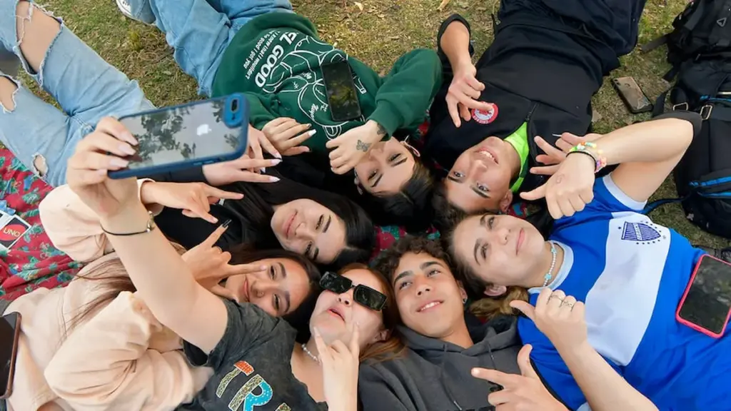 Cultura empresarial argentina que impulsa propósito y bienestar laboral juvenil Instrucciones: estilo editorial moderno y luminoso, jóvenes trabajando en oficina colaborativa con laptops y café, ambiente relajado y profesional, sin texto en la imagen, formato horizontal y de alta resolución.