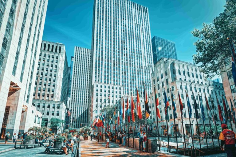Vista del Rockefeller Center en Nueva York con banderas internacionales, símbolo de la recapitalización y expansión global de Rockefeller Capital hacia Asia y Medio Oriente