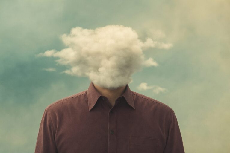 Imagen editorial sobre absentismo laboral con enfoque en bienestar y liderazgo empático en empresas