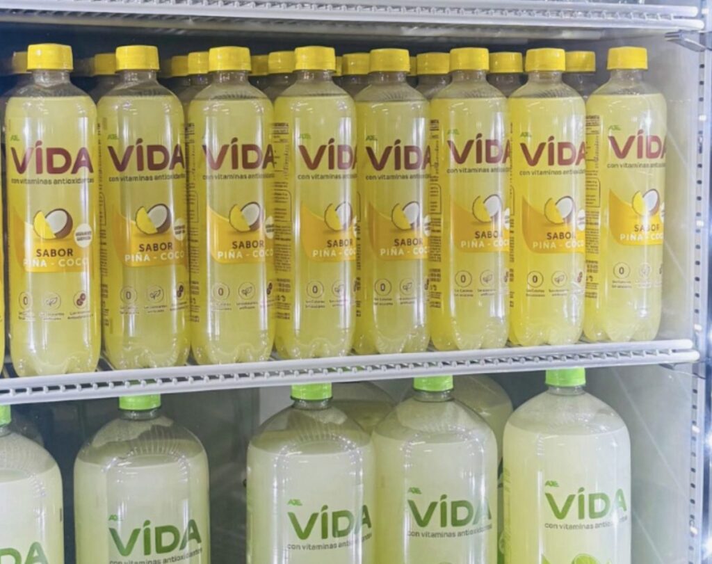 Botellas de Agua VIDA sobre fondo claro, representando innovación, salud y frescura en el portafolio de AJEMEX.